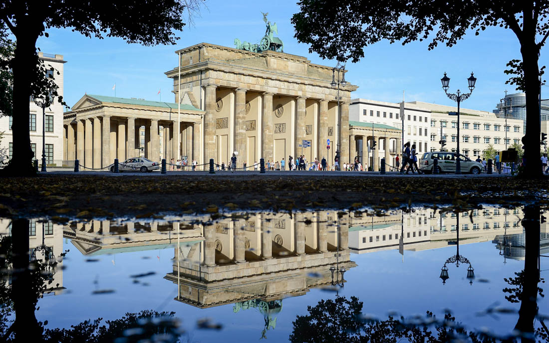 Berlin, 23.07.2012: Das Brandenburger Tor spiegelt sich in einer Pfütze ©dpa