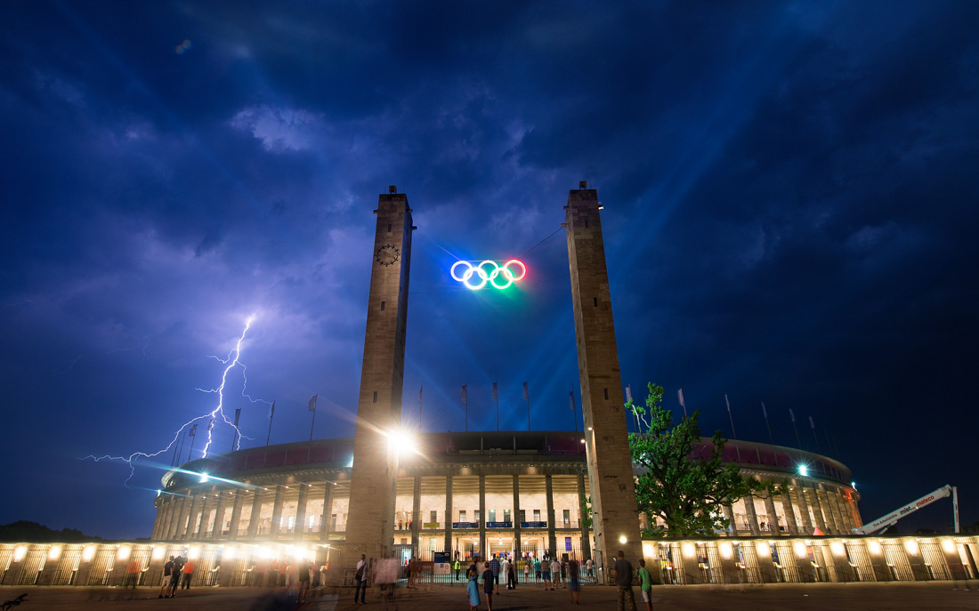 Berlin, 05.07.2015: Blitze zucken während des Konzerts von Helene Fischer im Olympiastadion über den Himmel ©dpa