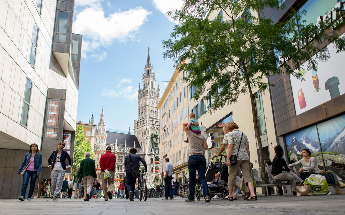 München, 27.07.2015: Passanten in der Rosenstraße in der Altstadt von München ©dpa