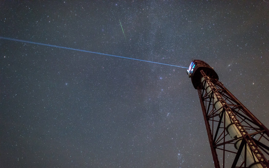 Campen, 14.08.2015: Eine Sternschnuppe am Sternenhimmel über dem Campener Leuchtturm ©dpa
