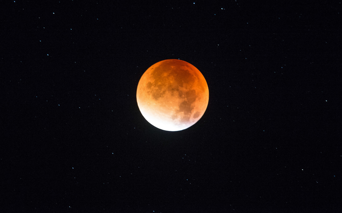 Hohenschwangau, 28.09.2015: Der Blutmond während der totalen Mondfinsternis ©dpa