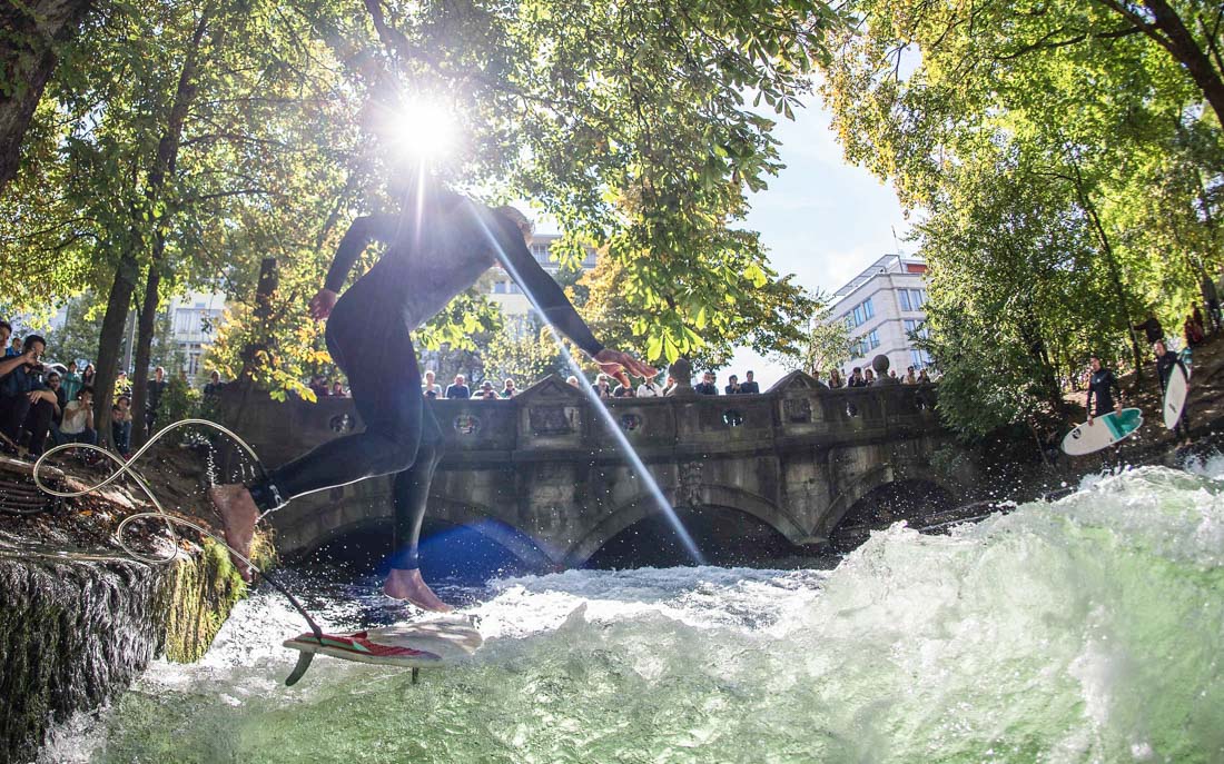 München, 05.10.2015: Surfer Hajo springt auf die Eisbachwelle im Englischen Garten ©dpa