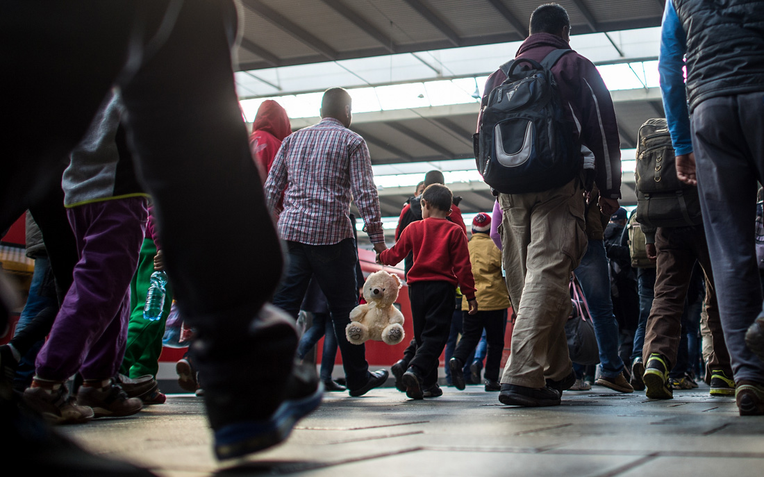 München, 09.09.2015: Flüchtlinge werden am Hauptbahnhof in München zu einer provisorischen Registrierungsstelle geführt. ©dpa