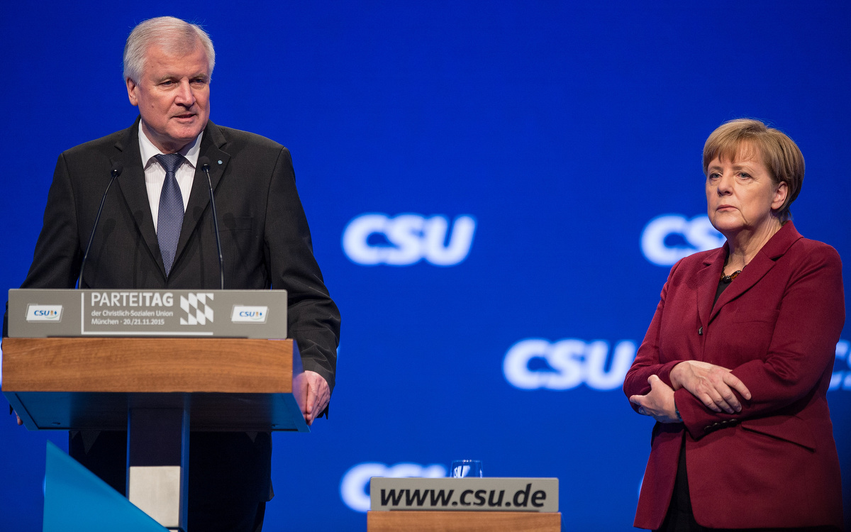 München, 20.11.2015: CSU-Parteitag. Bundeskanzlerin Merkel lauscht der Rede von Ministerpräsident Seehofer.  ©dpa
