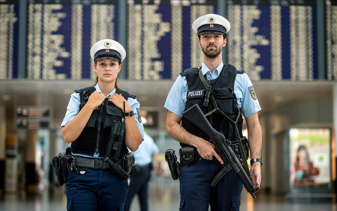 München, 04.07.2016: Bundespolizisten patrouillieren am Flughafen. ©dpa