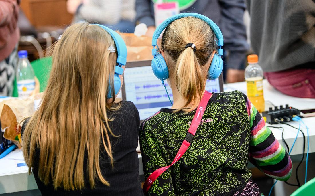 München, 26.10.2018: Medientage München: Zwei Mädchen bedienen eine Schnittsoftware am Messestand eines Radiosenders. ©dpa