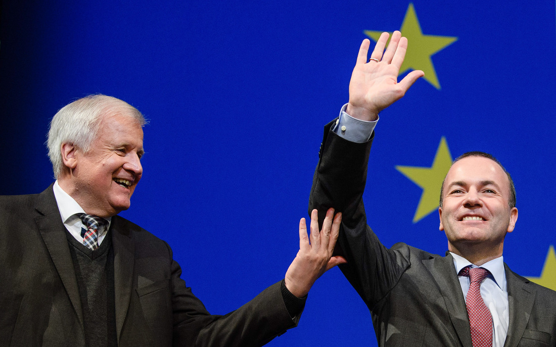 München, 24.11.2018: Horst Seehofer gratuliert Manfred Weber zur Wahl zum EVP-Spitzenkandidaten für die Europawahl. ©dpa