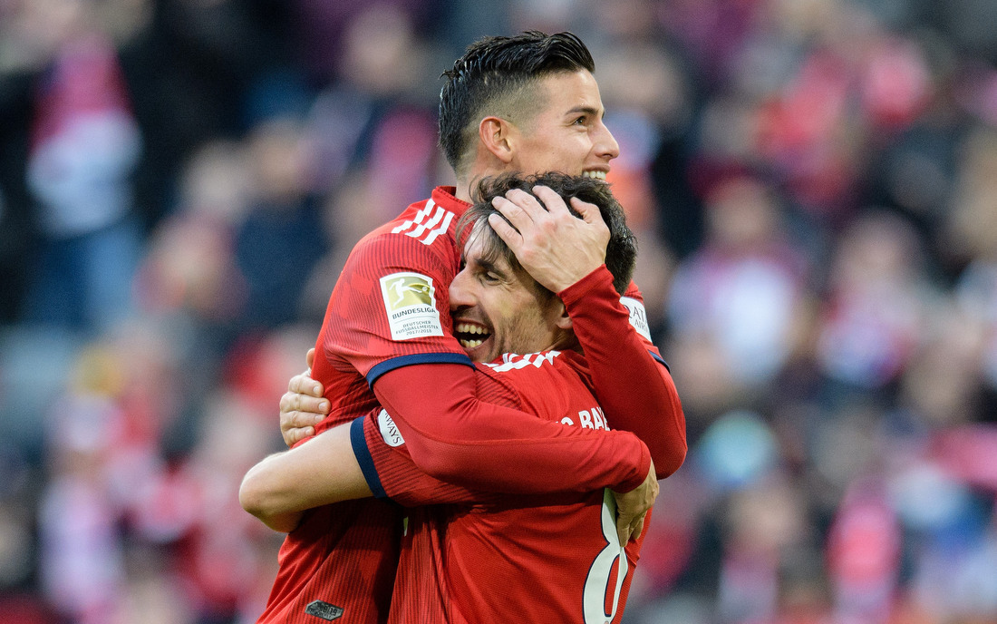 München, 23.02.2019: Bayern München - Hertha BSC: Torschütze Javi Martinez (r) jubelt mit James Rodriguez. ©dpa